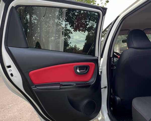 Белый Тойота Ярис, объемом двигателя 1.33 л и пробегом 92 тыс. км за 13600 $, фото 14 на Automoto.ua