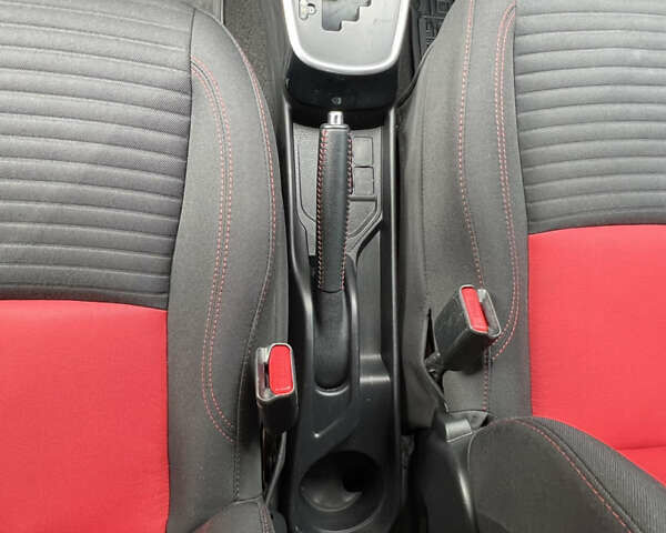 Белый Тойота Ярис, объемом двигателя 1.33 л и пробегом 92 тыс. км за 13600 $, фото 19 на Automoto.ua