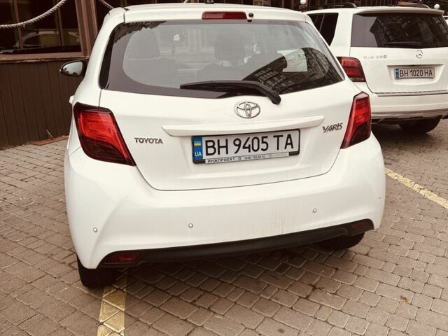 Белый Тойота Ярис, объемом двигателя 1.3 л и пробегом 64 тыс. км за 12000 $, фото 2 на Automoto.ua