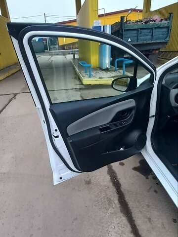 Белый Тойота Ярис, объемом двигателя 1.5 л и пробегом 160 тыс. км за 11000 $, фото 6 на Automoto.ua