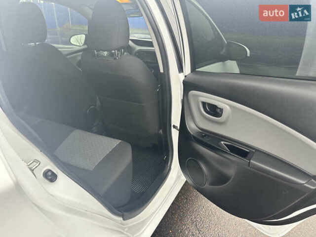 Білий Тойота Яріс, об'ємом двигуна 1.5 л та пробігом 119 тис. км за 10500 $, фото 23 на Automoto.ua