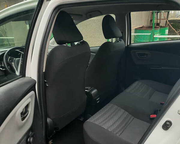 Белый Тойота Ярис, объемом двигателя 1.33 л и пробегом 61 тыс. км за 12000 $, фото 7 на Automoto.ua