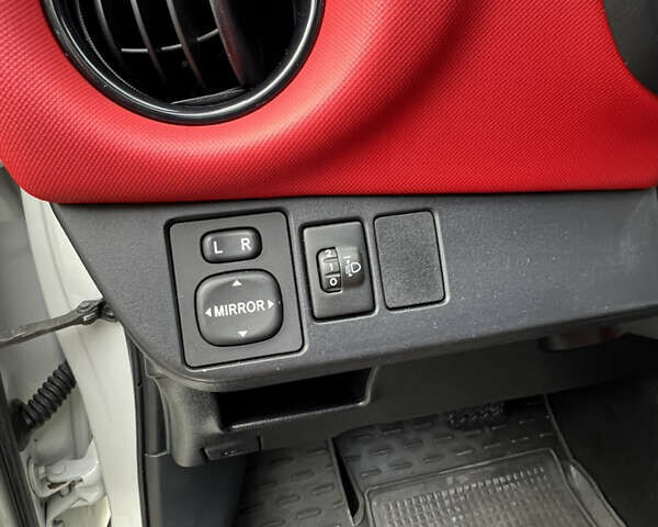 Белый Тойота Ярис, объемом двигателя 1.33 л и пробегом 92 тыс. км за 13600 $, фото 21 на Automoto.ua