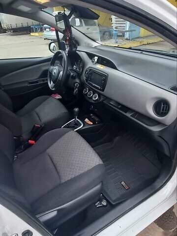 Белый Тойота Ярис, объемом двигателя 1.5 л и пробегом 160 тыс. км за 11000 $, фото 7 на Automoto.ua