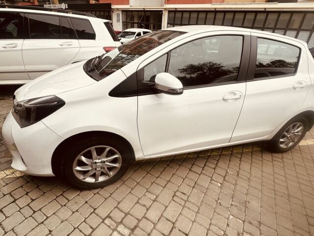 Белый Тойота Ярис, объемом двигателя 1.3 л и пробегом 64 тыс. км за 12000 $, фото 1 на Automoto.ua