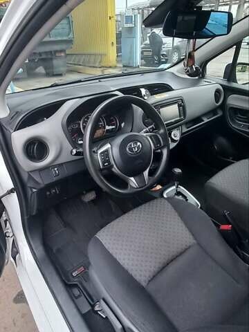 Белый Тойота Ярис, объемом двигателя 1.5 л и пробегом 160 тыс. км за 11000 $, фото 8 на Automoto.ua