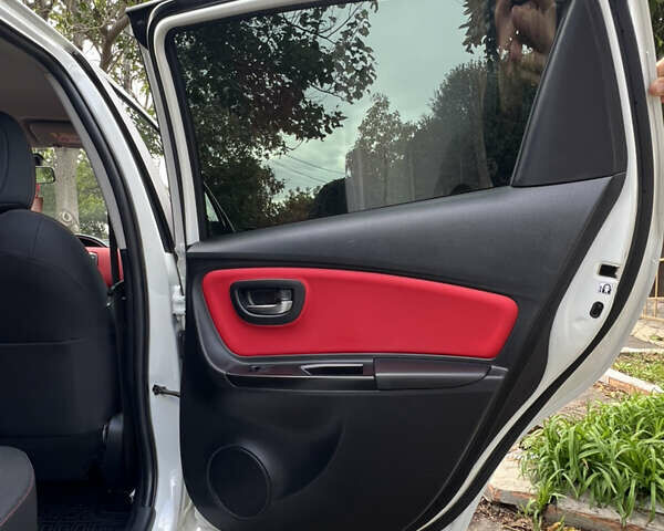 Белый Тойота Ярис, объемом двигателя 1.33 л и пробегом 92 тыс. км за 13600 $, фото 10 на Automoto.ua