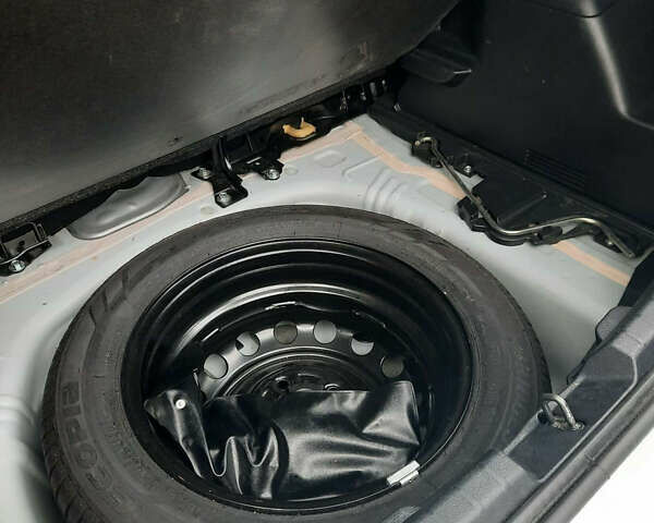 Белый Тойота Ярис, объемом двигателя 1.33 л и пробегом 61 тыс. км за 12000 $, фото 8 на Automoto.ua