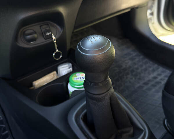 Белый Тойота Ярис, объемом двигателя 1 л и пробегом 68 тыс. км за 9200 $, фото 21 на Automoto.ua