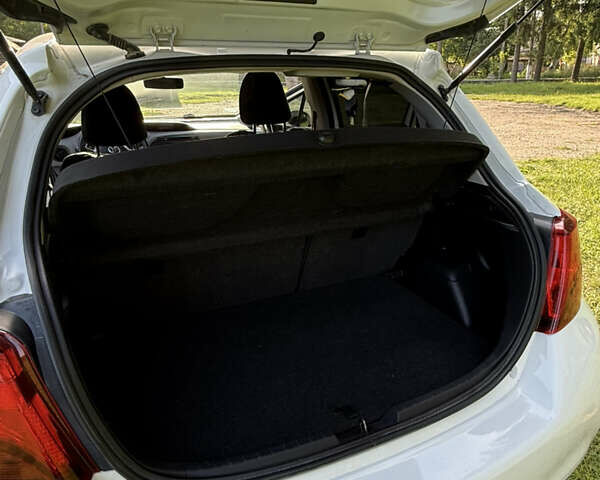 Белый Тойота Ярис, объемом двигателя 1 л и пробегом 68 тыс. км за 9200 $, фото 14 на Automoto.ua