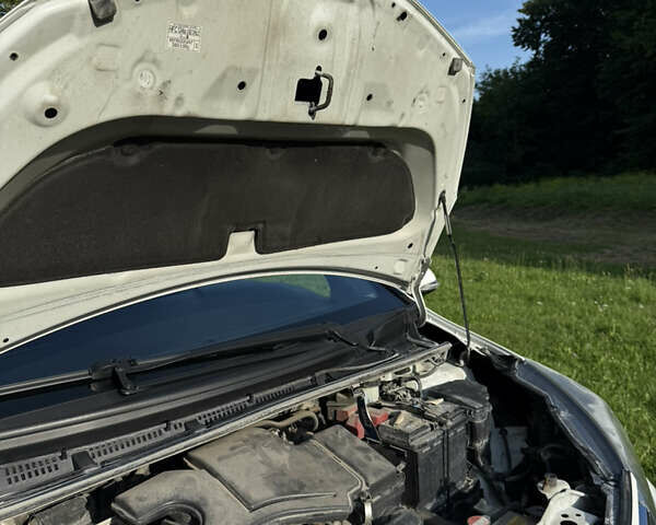 Белый Тойота Ярис, объемом двигателя 1 л и пробегом 68 тыс. км за 9200 $, фото 3 на Automoto.ua