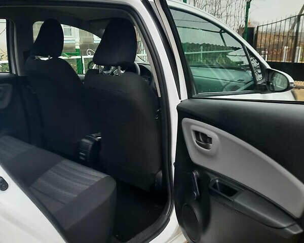 Белый Тойота Ярис, объемом двигателя 1.33 л и пробегом 61 тыс. км за 12000 $, фото 6 на Automoto.ua