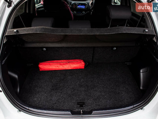 Белый Тойота Ярис, объемом двигателя 1.5 л и пробегом 112 тыс. км за 14900 $, фото 58 на Automoto.ua