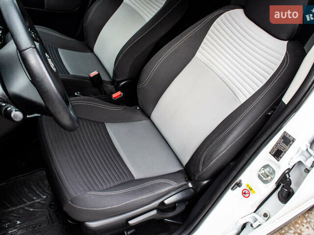 Белый Тойота Ярис, объемом двигателя 1.5 л и пробегом 112 тыс. км за 14900 $, фото 31 на Automoto.ua