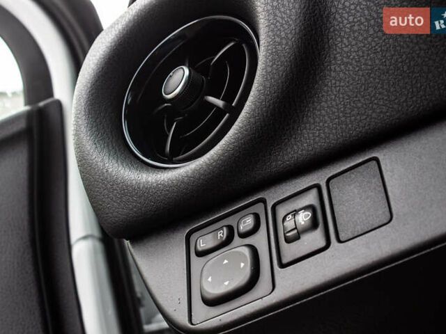 Белый Тойота Ярис, объемом двигателя 1.5 л и пробегом 112 тыс. км за 14900 $, фото 44 на Automoto.ua