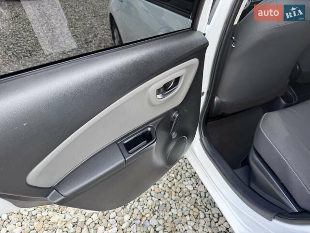 Белый Тойота Ярис, объемом двигателя 1.5 л и пробегом 165 тыс. км за 14990 $, фото 40 на Automoto.ua