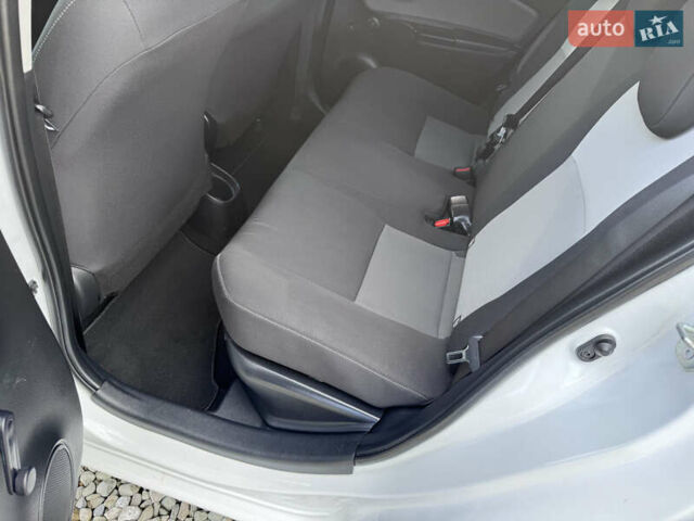 Белый Тойота Ярис, объемом двигателя 1.5 л и пробегом 165 тыс. км за 14990 $, фото 41 на Automoto.ua