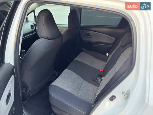 Білий Тойота Яріс, об'ємом двигуна 1 л та пробігом 60 тис. км за 10600 $, фото 6 на Automoto.ua