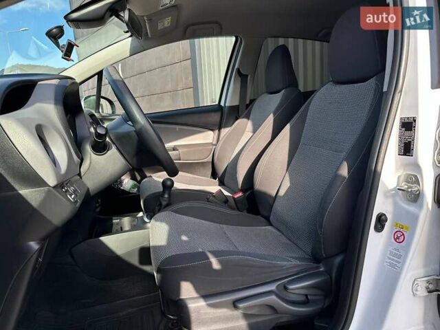 Білий Тойота Яріс, об'ємом двигуна 1 л та пробігом 59 тис. км за 9850 $, фото 22 на Automoto.ua