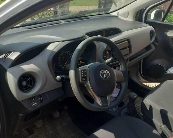 Білий Тойота Яріс, об'ємом двигуна 1 л та пробігом 46 тис. км за 10700 $, фото 1 на Automoto.ua