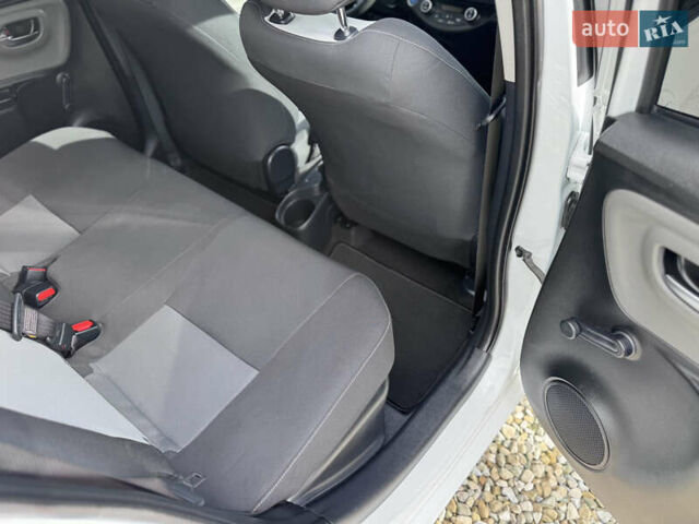 Белый Тойота Ярис, объемом двигателя 1.5 л и пробегом 165 тыс. км за 14990 $, фото 46 на Automoto.ua