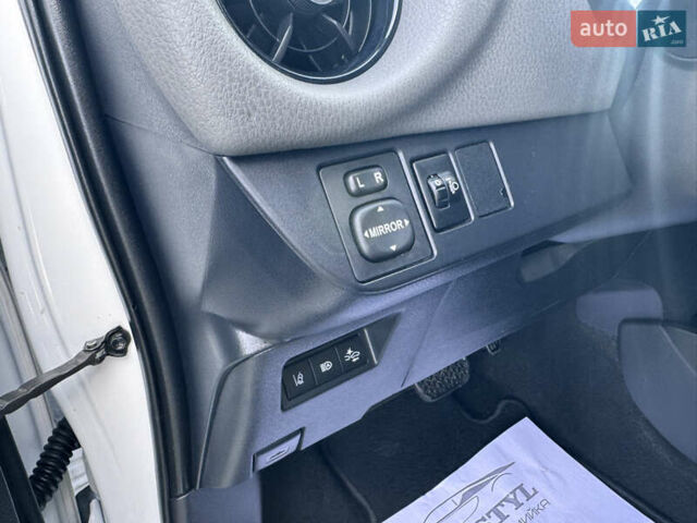 Белый Тойота Ярис, объемом двигателя 1.5 л и пробегом 165 тыс. км за 14990 $, фото 31 на Automoto.ua