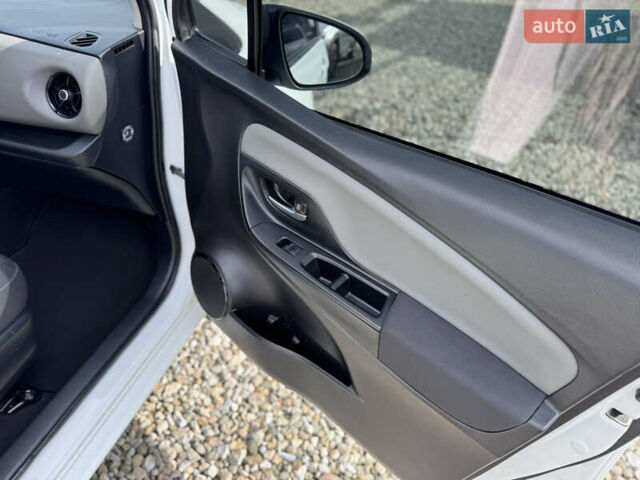 Белый Тойота Ярис, объемом двигателя 1.5 л и пробегом 165 тыс. км за 14990 $, фото 48 на Automoto.ua