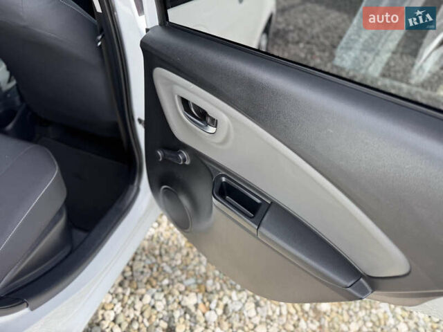 Белый Тойота Ярис, объемом двигателя 1.5 л и пробегом 165 тыс. км за 14990 $, фото 45 на Automoto.ua