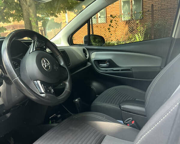 Білий Тойота Яріс, об'ємом двигуна 1.5 л та пробігом 155 тис. км за 14000 $, фото 5 на Automoto.ua