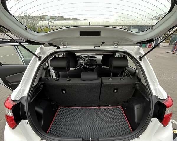 Білий Тойота Яріс, об'ємом двигуна 1.5 л та пробігом 130 тис. км за 16900 $, фото 15 на Automoto.ua