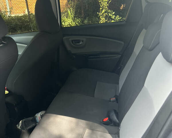 Білий Тойота Яріс, об'ємом двигуна 1.5 л та пробігом 155 тис. км за 14000 $, фото 4 на Automoto.ua