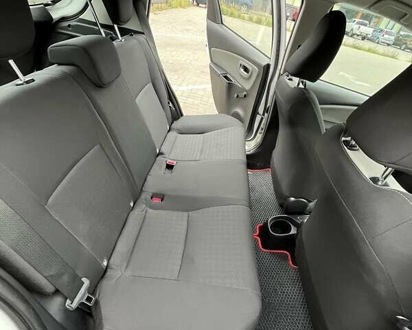 Білий Тойота Яріс, об'ємом двигуна 1.5 л та пробігом 130 тис. км за 16900 $, фото 12 на Automoto.ua