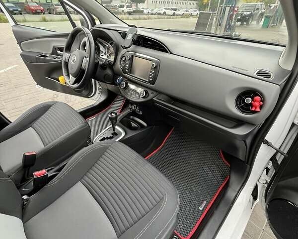 Білий Тойота Яріс, об'ємом двигуна 1.5 л та пробігом 130 тис. км за 16900 $, фото 11 на Automoto.ua