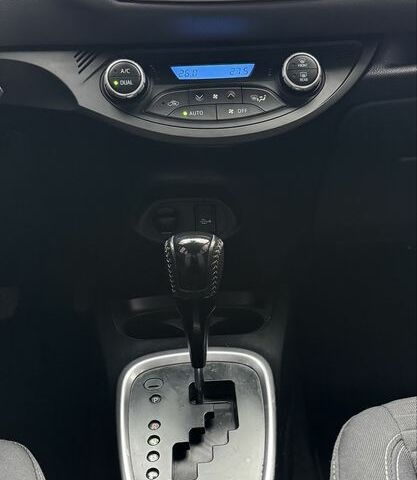 Белый Тойота Ярис, объемом двигателя 1.5 л и пробегом 23 тыс. км за 14700 $, фото 9 на Automoto.ua