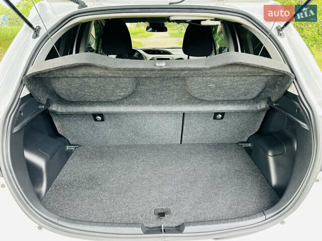 Тойота Яріс 2020 у Ромнах на Automoto.ua Білий Тойота Яріс, об'ємом двигуна 1.5 л та пробігом 37 тис. км за 15500 $, фото 15 на Automoto.ua