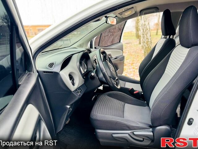 Тойота Яріс 2020 у Лохвице на Automoto.ua Білий Тойота Яріс, об'ємом двигуна 1.5 л та пробігом 23 тис. км за 16500 $, фото 6 на Automoto.ua