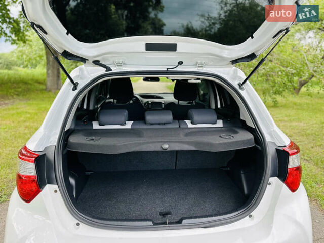 Тойота Яріс 2020 у Ромнах на Automoto.ua Білий Тойота Яріс, об'ємом двигуна 1.5 л та пробігом 37 тис. км за 15500 $, фото 16 на Automoto.ua