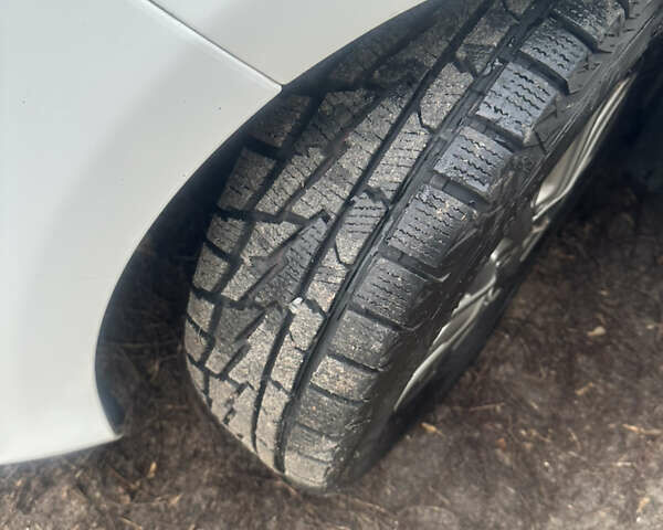 Белый Тойота Ярис, объемом двигателя 1.49 л и пробегом 72 тыс. км за 16000 $, фото 6 на Automoto.ua