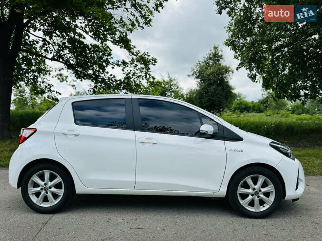 Тойота Яріс 2020 у Ромнах на Automoto.ua Білий Тойота Яріс, об'ємом двигуна 1.5 л та пробігом 37 тис. км за 15500 $, фото 5 на Automoto.ua