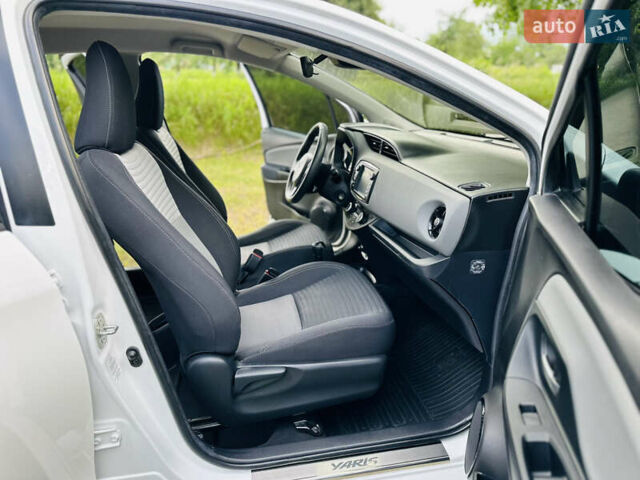 Тойота Яріс 2020 у Ромнах на Automoto.ua Білий Тойота Яріс, об'ємом двигуна 1.5 л та пробігом 37 тис. км за 15500 $, фото 11 на Automoto.ua