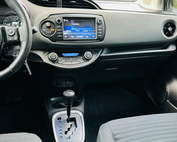 Тойота Яріс 2020 у Ромнах на Automoto.ua Білий Тойота Яріс, об'ємом двигуна 1.5 л та пробігом 37 тис. км за 15500 $, фото 9 на Automoto.ua