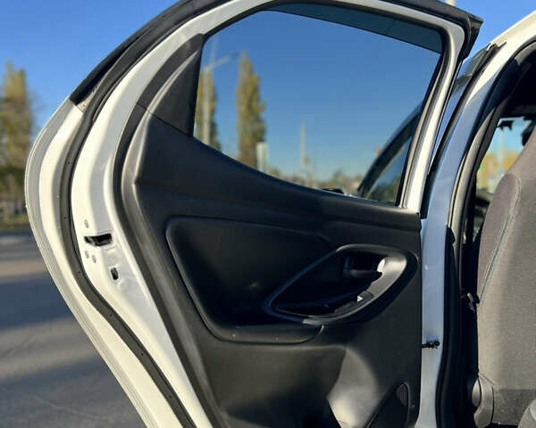 Білий Тойота Яріс, об'ємом двигуна 1.49 л та пробігом 39 тис. км за 17999 $, фото 26 на Automoto.ua