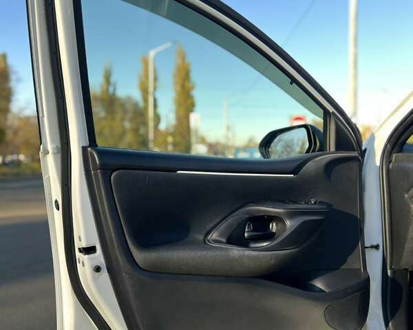 Білий Тойота Яріс, об'ємом двигуна 1.49 л та пробігом 39 тис. км за 17999 $, фото 9 на Automoto.ua