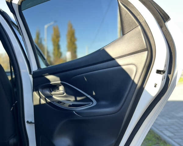 Білий Тойота Яріс, об'ємом двигуна 1.49 л та пробігом 39 тис. км за 17999 $, фото 23 на Automoto.ua