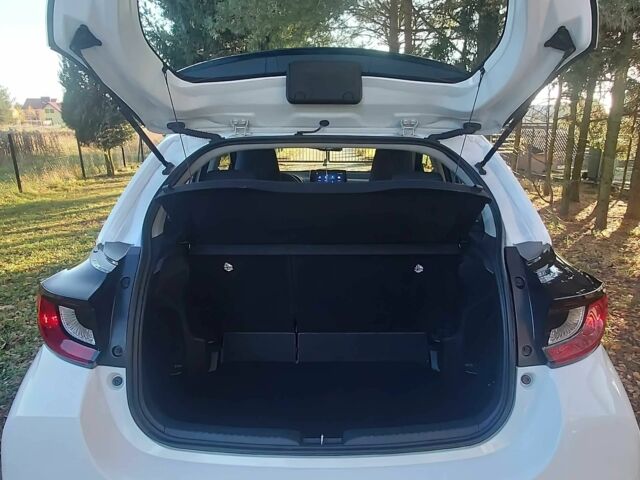 Белый Тойота Ярис, объемом двигателя 1.5 л и пробегом 17 тыс. км за 21000 $, фото 5 на Automoto.ua