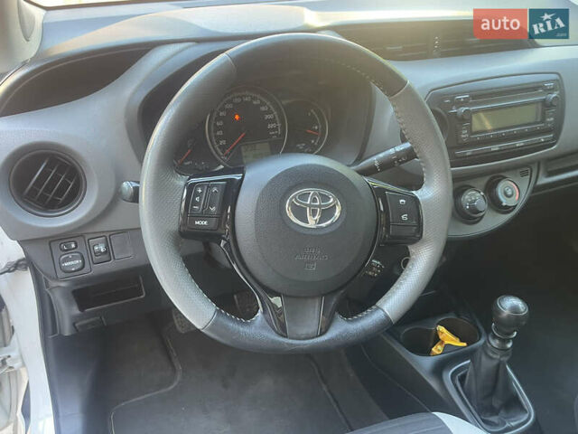 Белый Тойота Ярис, объемом двигателя 1.36 л и пробегом 86 тыс. км за 8300 $, фото 27 на Automoto.ua