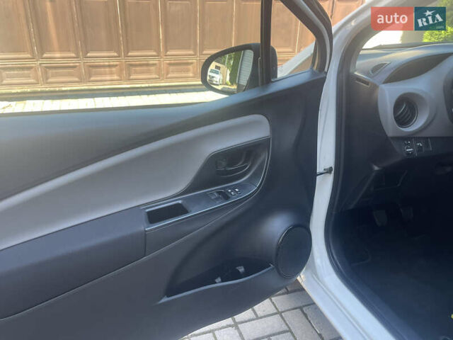 Белый Тойота Ярис, объемом двигателя 1.36 л и пробегом 86 тыс. км за 8300 $, фото 33 на Automoto.ua