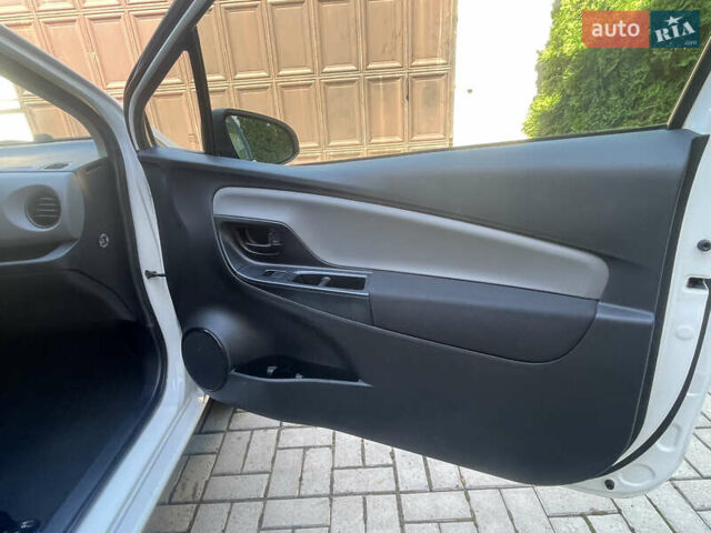 Белый Тойота Ярис, объемом двигателя 1.36 л и пробегом 86 тыс. км за 8300 $, фото 36 на Automoto.ua