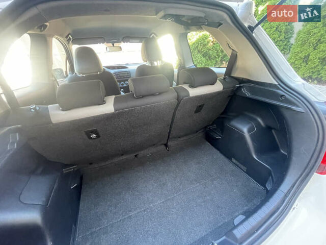 Белый Тойота Ярис, объемом двигателя 1.36 л и пробегом 86 тыс. км за 8300 $, фото 39 на Automoto.ua