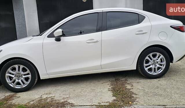 Тойота Яріс 2017 у Кропивницькому (Кіровограді) на Automoto.ua Білий Тойота Яріс, об'ємом двигуна 1.5 л та пробігом 140 тис. км за 11800 $, фото 3 на Automoto.ua